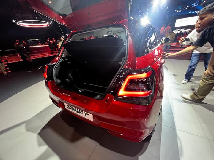 ఎల్ఎక్స్ఐ, వీఎక్స్ఐ, వీఎక్స్ఐ (ఓ), జెడ్ఎక్స్ఐ, జెడ్ఎక్స్ఐ ప్లస్ వేరియంట్లలో దీన్ని కొనుగోలు చేయవచ్చు. తొమ్మిది కలర్ ఆప్షన్లతో ఈ కారు మార్కెట్లో ఎంట్రీ ఇచ్చింది. స్టైలింగ్ పరంగా చూసుకుంటే ముందు వెర్షన్ కంటే ఇందులో చాలా మార్పులు చేశారు.