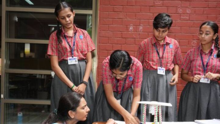 বিয়ের পর ১৯৯৬ সালে আদানি ফাউন্ডেশনের প্রতিষ্ঠা করেন প্রীতি। শিক্ষা, জনস্বাস্থ্য এবং গ্রামীণ পরিকাঠামো নিয়ে কাজ করে ওই সংস্থা। দেশের ১৮টি রাজ্যের ৫ হাজার ৭৫৩টি গ্রামে তাদের নেটওয়র্ক রয়েছে। ছবি: ট্যুইটার হ্যান্ডল থেকে সংগৃহীত।