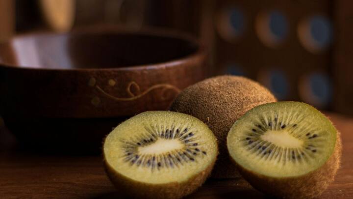 कीवी को घर पर भी बड़ी ही आसानी के साथ उगया जा सकता है. इस उगाने के लिए आपको कुछ खास बातों का ख्याल रखना होता है.