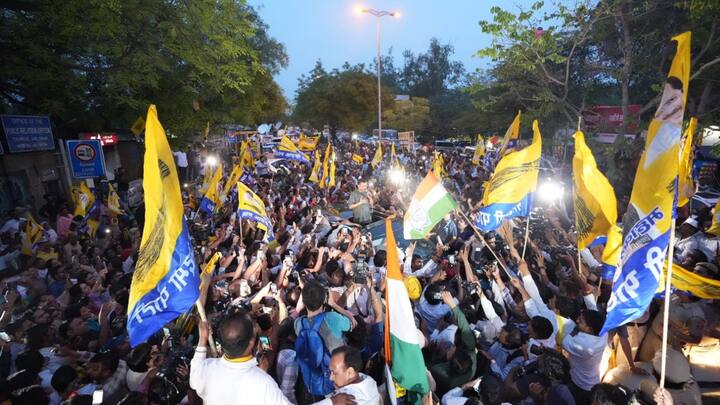 सीएम अरविंद केजरीवाल को एक जून तक चुनाव प्रचार के लिए अंतरिम जमानत पर आते ही पार्टी के कार्यकर्ता पुराने तेवर में दिखे. भारी संख्या में पार्टी कार्यालय और देर रात सीएम आवास पर मौजूद कार्यकर्ताओं का उत्साह देखने लायक था.