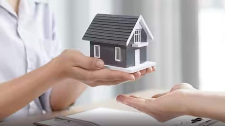 Home Loan Apply For Top Up: જો તમે હોમ લોન લીધી હોય અને તમારે વધુ પૈસાની જરૂર છે. તેથી આવા અવસરોએ પણ તમને બેન્ક દ્વારા વધુ પૈસા મળી શકે છે. આ સુવિધાને ટોપ અપ લોન કહેવામાં આવે છે.