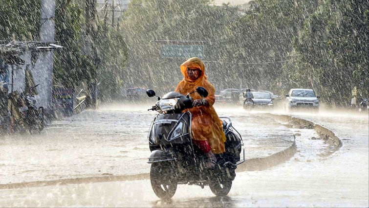 Madhya Pradesh Weather Update IMD Alert Rain Storm Rajgarh Betul Chhindwara ka Mausam ann मध्य प्रदेश में फिर बदला मौसम का मिजाज, 10 जिलों में ऑरेंज अलर्ट जारी, पारा पहुंचा 40 पार
