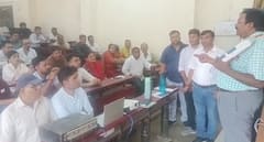 संत कबीर नगर में 25 मई को है वोटिंग, मतदान कर्मियों को दी जा रही है ट्रेनिंग