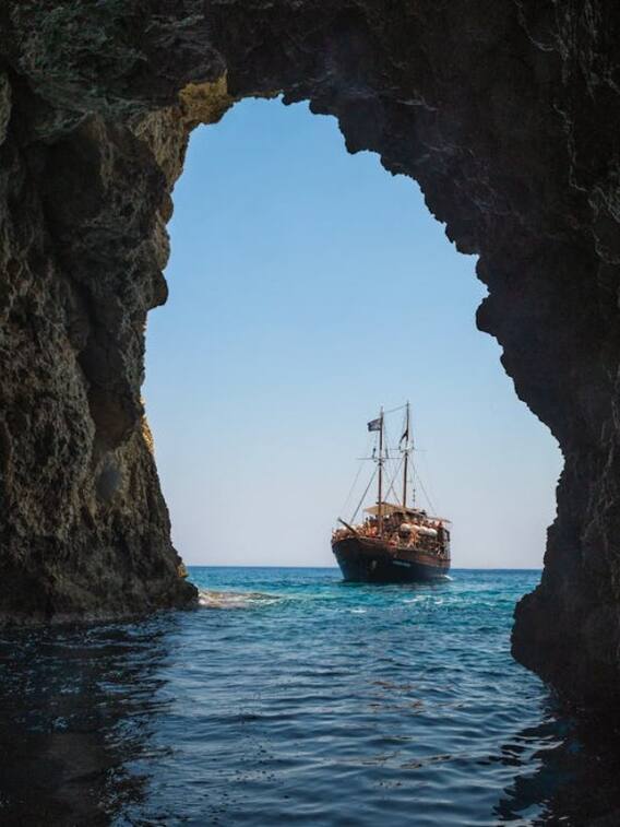 समंदर में पहला जहाज किसने चलाया था?