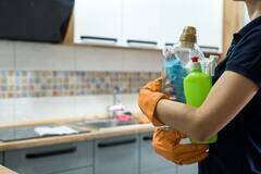 Kitchen Cleaning Tips: आपके किचन की भी टाइल्स पड़ रही है काली, तो इन चीजों का जरूर करें इस्तेमाल, चमकेगा हर एक कोना