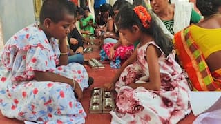 மதுரையில் பல்லாங்குழி விளையாட்டுப் போட்டியில்  மூதாட்டிகள் முதல் சிறுவர்கள் பங்கேற்று அசத்தல்