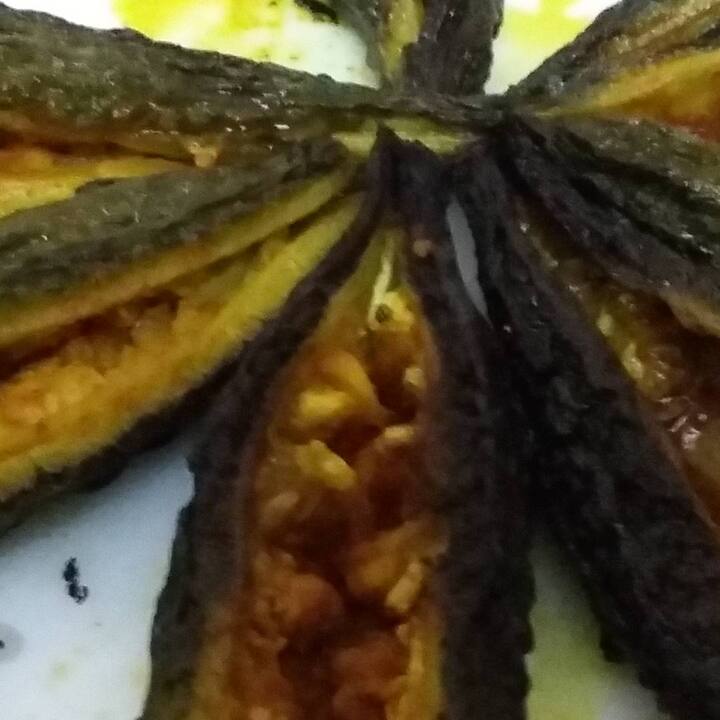 ਕਰੇਲੇ ਦੀ ਕੁੜੱਤਣ ਨੂੰ ਦੂਰ ਕਰਨ ਲਈ ਤੁਸੀਂ ਨਮਕ ਦੀ ਵਰਤੋਂ ਵੀ ਕਰ ਸਕਦੇ ਹੋ। ਨਮਕ ਵਿੱਚ ਮੌਜੂਦ ਮਿਨਰਲਸ ਕਰੇਲੇ ਦੀ ਕੜਵਾਹਟ ਨੂੰ ਦੂਰ ਕਰ ਦਿੰਦੇ ਹਨ। ਕਰੇਲੇ ਦੀ ਕਰੀ ਬਣਾਉਣ ਤੋਂ ਲਗਭਗ 30 ਮਿੰਟ ਪਹਿਲਾਂ ਇਸ ਨੂੰ ਕੱਟ ਲਓ ਅਤੇ ਇਸ ਵਿਚ ਨਮਕ ਪਾ ਕੇ ਇਕ ਪਾਸੇ ਰੱਖ ਦਿਓ। ਜਦੋਂ ਕਰੇਲਾ ਪਾਣੀ ਛੱਡ ਦੇਵੇ ਤਾਂ ਸਮਝੋ ਕਿ ਇਸਦੀ ਕੁੜੱਤਣ ਖਤਮ ਹੋ ਗਈ ਹੈ।