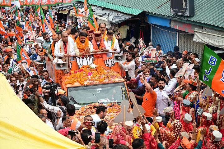विजय संकल्प यात्रा में अनुराग ठाकुर ओपन जीप में सवार थे. इसमें उप चुनाव लड़ रहे बीजेपी प्रत्याशियों को भी जगह दी गई. इनमें कांग्रेस से भाजपा में शामिल हुए राजेंद्र राणा, इंद्र दत्त लखनपाल और देवेंद्र कुमार भुट्टो शामिल थे रहे. इसके अलावा ओपन जीप में हमीरपुर से निर्दलीय विधायक आशीष शर्मा को भी जगह दी गई.