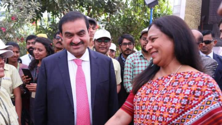 Gautam Adani Wife: গৌতম আদানির ঘরণী নন শুধু, নিজস্ব আলাদা পরিচিতি রয়েছে প্রীতি আদানির। ছবি: ট্যুইটার হ্যান্ডল থেকে সংগৃহীত।