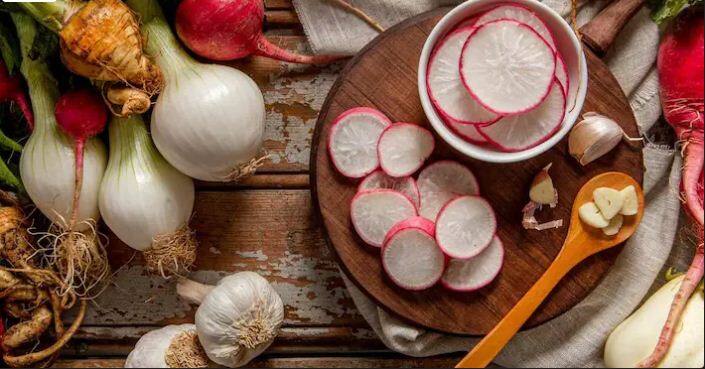 ਪਿਆਜ਼ ਵਿੱਚ Quercetin ਪਾਇਆ ਜਾਂਦਾ ਹੈ ਜੋ ਐਲਰਜੀ ਅਤੇ ਸੋਜ ਨੂੰ ਕੰਟਰੋਲ ਵਿੱਚ ਰੱਖਦਾ ਹੈ। ਕੱਚਾ ਪਿਆਜ਼ ਖਾਣ ਨਾਲ ਇਮਿਊਨਿਟੀ ਵਧਦੀ ਹੈ।