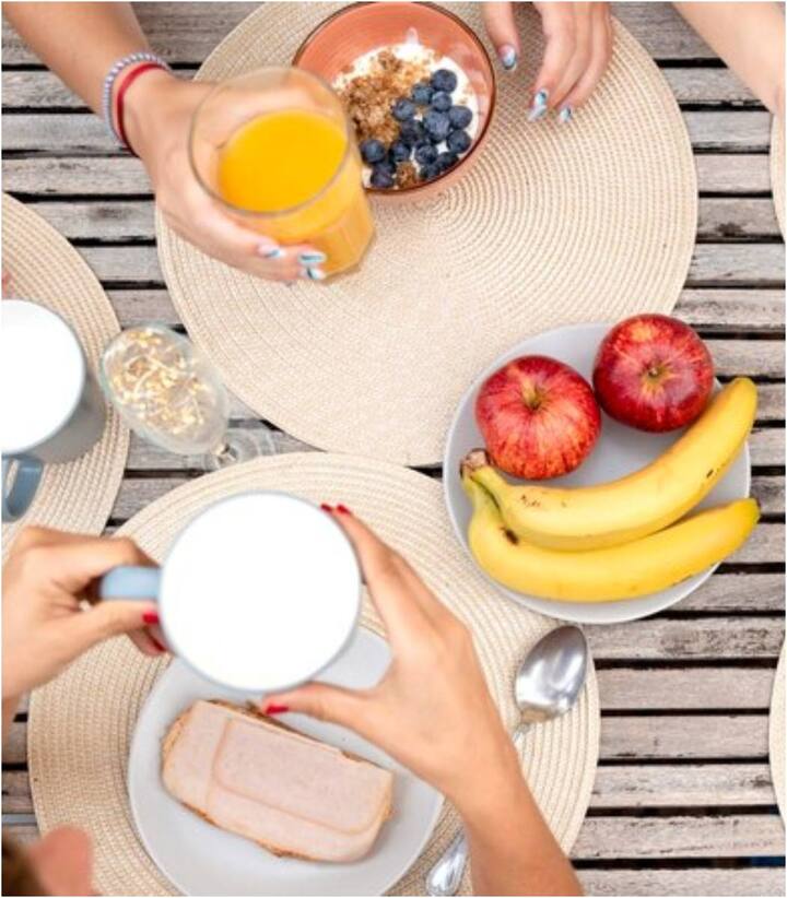 प्रचंड गर्मी हर दिन हमारे धैर्य की परीक्षा ले रही है. ऐसे में इस भयानक स्थिती से खुद को राहत दिलाने और सहनीय बनाने के कई तरीकों में से एक है सही डाइट लेना. जी हां, हम आपको कुछ ऐसे ब्रेकफास्ट रेसिपी के बारे में बताने जा रहे हैं, जो गर्मी के मौसम में आपको अंदर से कूल भी रखेंगे और आपका पेट फुल भी.