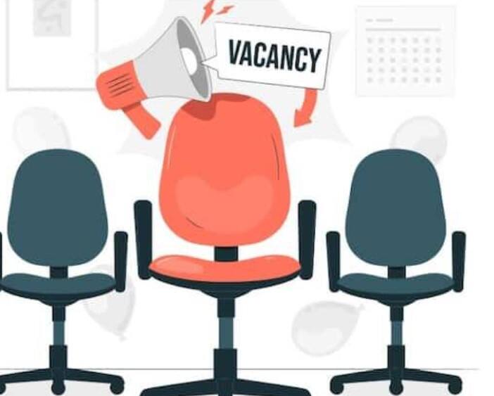 જો તમે 10મું પાસ છો તો તમે ભારતીય પોસ્ટમાં ભરતીમાં ભાગ લઈ શકો છો. આમાં, પોસ્ટલ આસિસ્ટન્ટ, શોર્ટનિંગ આસિસ્ટન્ટ, મલ્ટી ટાસ્કિંગ સ્ટાફ સહિત ઘણી જગ્યાઓ માટે ભરતી કરવામાં આવે છે, જેમાં તમે 10મું પાસ કર્યા પછી અરજી કરી શકો છો. બ્રાન્ચ પોસ્ટમાસ્ટર, આસિસ્ટન્ટ બ્રાન્ચ પોસ્ટમાસ્ટર જેવી ઘણી પોસ્ટ માટે 10 પાસ યુવાનોની ભરતી કરે છે. આ માટે, સત્તાવાર વેબસાઇટ indiapost.gov.in પર ખાલી જગ્યાની વિગતો તપાસતા રહો.