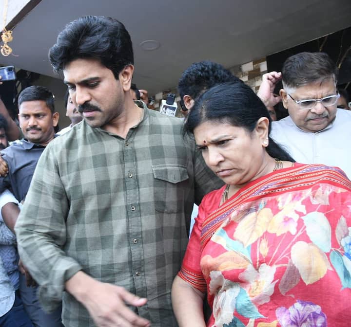 తల్లి సురేఖ, మామయ్య అల్లు అరవింద్ తో కలిసి రామ్ చరణ్