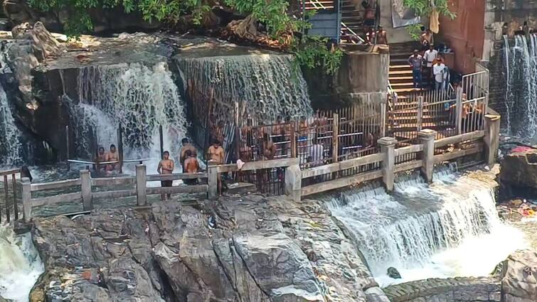 Dharmapuri news Heavy rains  increase water flow in Cauvery from 500 cubic feet per second to 1500 cubic feet per second - TNN மழையால் காவிரியில் நீர்வரத்து 1500 கனஅடியாக அதிகரிப்பு- ஒகேனக்கல்லில் சுற்றுலா பயணிகள் மகிழ்ச்சி