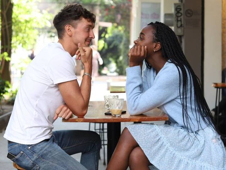 अगर आप बातचीत के विषय को लेकर घबराए हुए हैं, तो हां/नहीं जैसे जवाब देने के बजाय, दूसरे व्यक्ति से पहले ही खुले प्रश्न पूछने पर विचार करें. अपने मैच के बारे में जानने के लिए आप क्या जानकारी चाहेंगे? अब तक किस बात ने उनमें आपकी रुचि जगाई है? क्योंकि ज़्यादातर लोगों को अपने बारे में बात करने में मज़ा आता है, इससे बातचीत शुरू हो जाएगी.