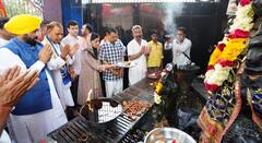 Hanuman Mandir: અરવિંદ કેજરીવાલે પત્ની સાથે હનુમાન મંદિરમાં કર્યા દર્શન,જુઓ તસવીરો