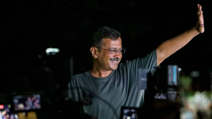 Arvind Kejriwal News: SC द्वारा अंतरिम जमानत देने के बाद जैसे ही दिल्ली के सीएम अरविंद केजरीवाल अपने घर पहुंचे, वहां मौजूद पार्टी के नेताओं और कार्यकर्ताओं ने उनका आतिशबाजी के साथ स्वागत किया.