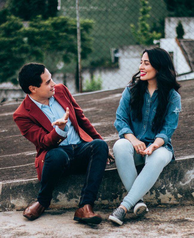 अपनी प्राथमिकताओं के बारे में स्पष्ट रहें. उदाहरण के लिए, अगर आपका मैच आपकी पहली डेट के लिए एक फॉर्मल मीटिंग का सुझाव देता है, लेकिन आप वास्तव में अधिक शांत स्थिति में अधिक सहज महसूस कर रहे हैं, तो उन्हें तुरंत बताएं और अपनी इच्छाओं के बारे में बोलने में संकोच न करें.