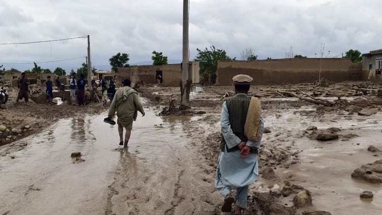 अफगानिस्तान में अचानक आई बाढ़ में 300 से ज्यादा लोगों की मौत, भीषण बारिश में टूटे 1000 घर