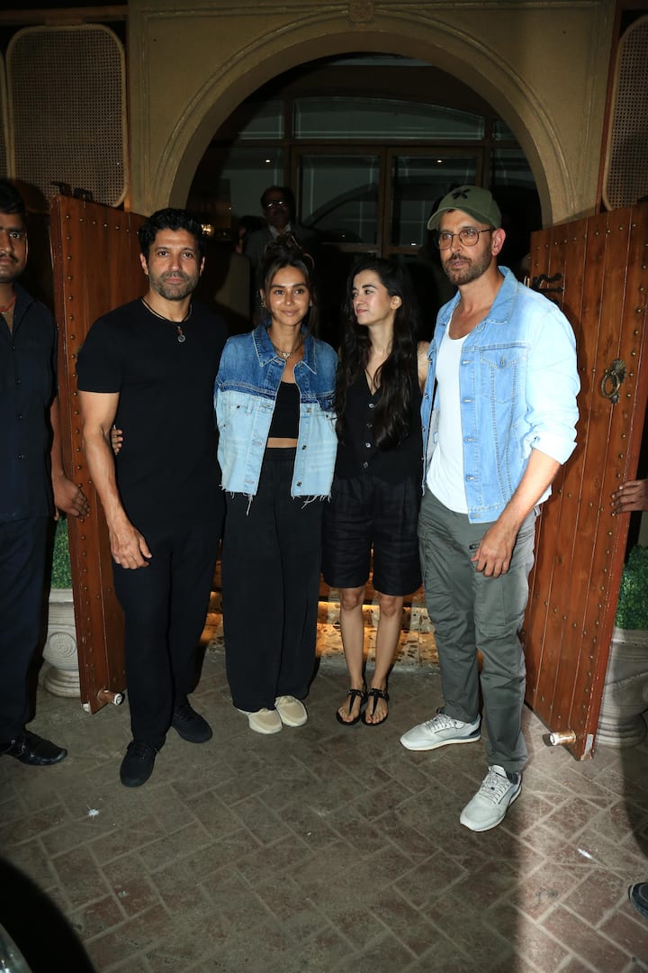 लुक की बात करें तो ऋतिक रोशन इस दौरान व्हाइट टीशर्ट के साथ डेनिम जैकेट और ग्रे ट्राउजर में काफी हैंडसम लग रहे थे. वहीं ऋतिक की लेडी लव सबा इस दौरान ऑल ब्लैक आउटफिट में काफी स्टाइलिश दिख रही थीं.