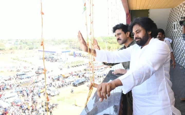 ఫ్యాన్స్ కు బాబాయ్, అబ్బాయ్ అభివాదం