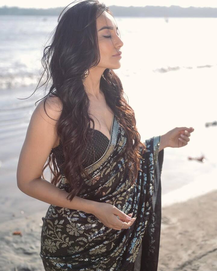 Surbhi Jyoti treated fans with pictures in a black-silver saree on Gram