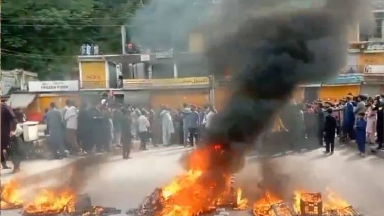 Pakistan occupied Kashmir PoK capital witness clashes amidst total strike against police crackdown PoK में पुलिसिया ज्यादती पर भड़का लोगों का गुस्सा, विरोध प्रदर्शन के बीच जमकर हुई झड़प