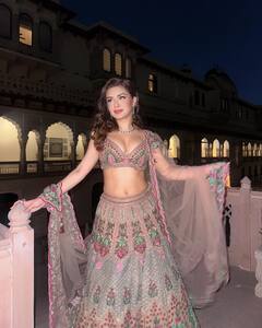 Summer Weddings: गर्मी के सीजन में करना है शादी अटेंड, तो इस तरह के पेस्टल शेड लहंगे को चुनें