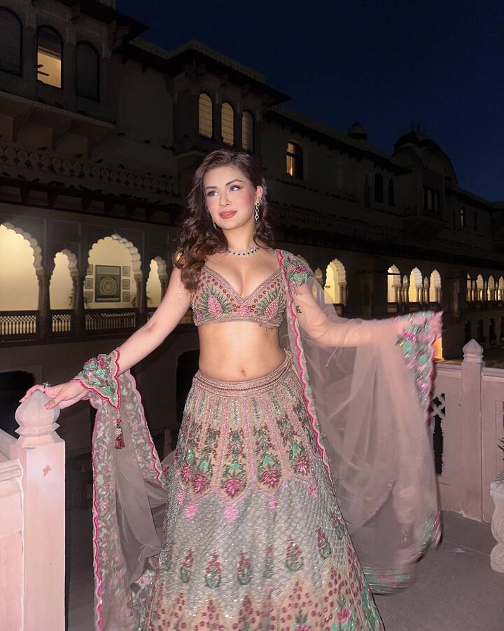 गर्मियों की शादी में रंगों का अहम रोल होता है, जिससे आप फ्रेश और कम्फर्टेबल भी नजर आती हैं. अवनीत का यह लहंगा भी गर्मियों की शादी के लिए बेहद सुंदर और शानदार है.