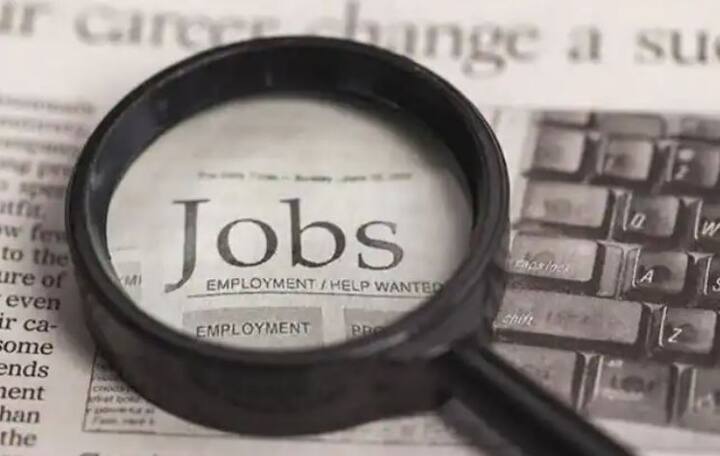 આપણા દેશમાં એવા ઘણા રાજ્યો છે જ્યાં ફોરેસ્ટ ગાર્ડની પોસ્ટ માટે સરકારી નોકરીઓ સમયાંતરે આવતી રહે છે. ઘણા રાજ્યોમાં, આ પોસ્ટ માટે જરૂરી શૈક્ષણિક લાયકાત માત્ર 10 પાસ હોય છે. તેથી, જો તમે  ધોરણ 10  પછી પણ આ પોસ્ટ પર સરકારી નોકરી મેળવી શકો છો.