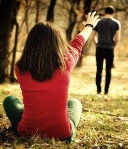 किसी रिश्ते में, जब हम साथी से मिलने की आशा करना बंद कर देते हैं. कई बार हम उनके प्रति अजीब और उदासीन सा महसूस करने लगते हैं, तो यह एक प्रमुख संकेत है कि आपके रिश्ते में कुछ सही नहीं है.