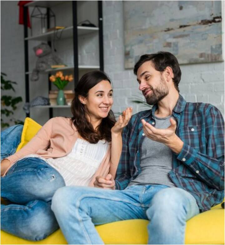 गहरी समझ: एक साथ रहने से आप अपने साथी की विचित्रताओं और आदतों को बेहतर ढंग से समझ सकते हैं, जिससे उनके साथ तालमेल बिठाना आसान हो सकता है. लेकिन कुछ फायदों के साथ कुछ नुकसान भी हैं.