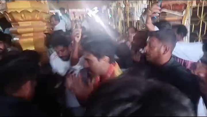 ఆలయానికి వచ్చే క్రమంలో ఫ్యాన్స్ సందడి