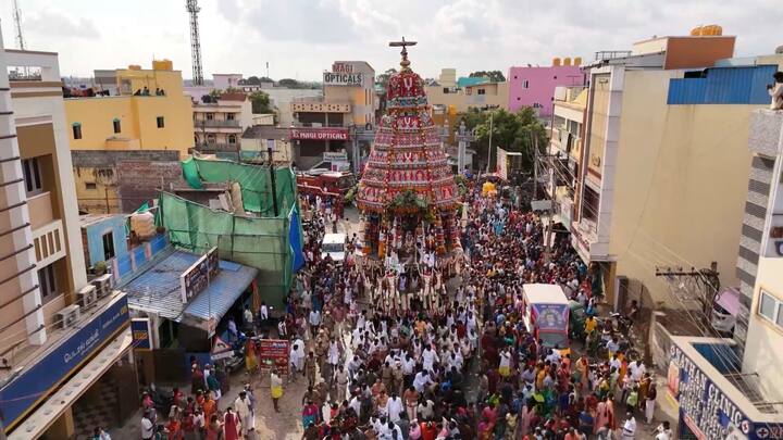 பெண்கள் ஆர்வத்துடன் வடம் பிடித்து தேரை இழுத்தனர் . தேர் திருவிழாவை முன்னிட்டு வழி எங்கும் அன்னதானம் ஏற்பாடு செய்யப்பட்டு இருந்தது.