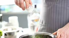 Health Tips : जेवणामध्ये गरजेपेक्षा जास्त अन् हाॅटेलमध्ये गेल्यावर वरून मीठ खायची सवय आहे का?