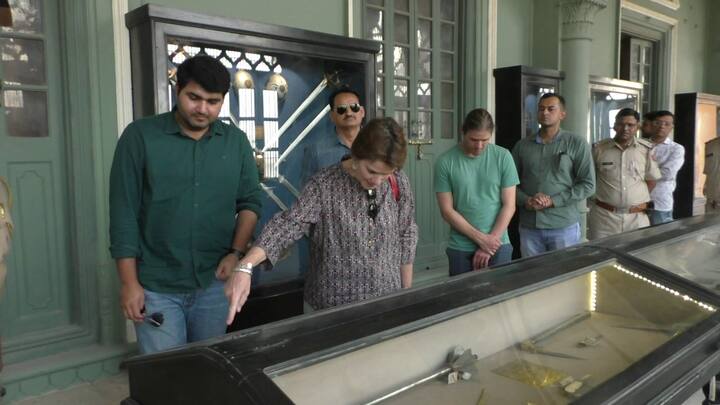 वह आगरा और फतेहपुर सीकरी के बुलंददरबाजा को भी देखने के बाद भरतपुर पहुंची.