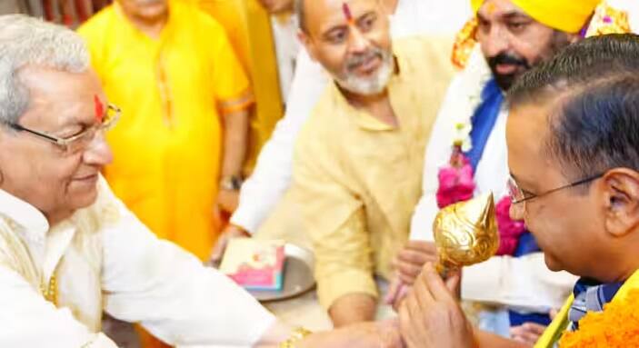 સીએમ અરવિંદ કેજરીવાલે તેમની પત્ની સુનીતા કેજરીવાલે હનુમાન મંદિરમાં પૂજા અર્ચના કરી હતી.