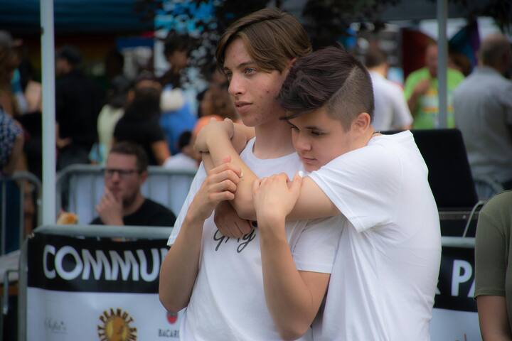 इसके अलावा दूसरी डिक्शनरी में इस शब्द का मतलब एक पैसे वाला व्यक्ति से बताया गया है. जो लग्जरी लाइफ और रोमांस में ज्यादा समय और पैसे देता है. यानी प्लेबॉय शब्द को कुछ लड़कों की लग्जरी लाइफस्टाइल से जोड़कर देखा जाता है.