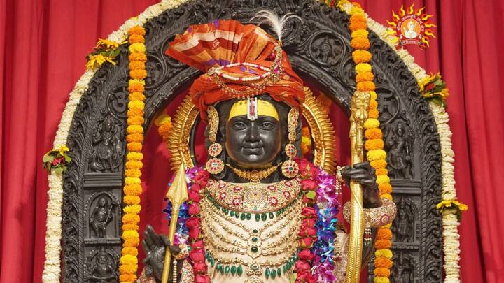 சித்திரை மாதம் வளர்பிறையில் வரும் திருதியை “அட்சய திருதியை” என்று அழைக்கப்படுகிறது. அட்சயம் என்றால் வளர்வது, பெருகுவது என்று அர்த்தம். அப்படியாக அட்சய திருதியை அன்று நாம் என்ன பொருள் வாங்கினாலும் அந்தப் பொருள் மிகவும் பெருகி வளம் சேர்க்கும். குறைவில்லாத செல்வத்தை அள்ளித் தரும் திருநாளாக அட்சய திருதியை போற்றப்படுகிறது. உத்திரப் பிரதேசத்தில் உள்ள புகழ்பெற்ற அயோத்தியா ராமர் கோயிலில் சிறப்பு வழிபாடு நடபெற்றது.