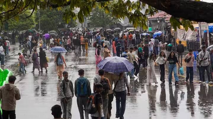 હવામાન વિભાગે કહ્યું કે, જમ્મુ-કાશ્મીરમાં રવિવારે (12 મે) ભારે વરસાદ પડી શકે છે. જ્યારે દક્ષિણના રાજ્યોમાં 14 મે સુધી વરસાદી માહોલ જારી રહેવાની શક્યતા છે.