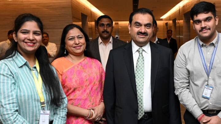 বেশ কিছু বছর আগে একটি সাক্ষাৎকারে স্ত্রীকে নিয়ে মুখ খোলেন গৌতম। জানান, সাহসী পদক্ষেপ করতে কখনও পিছপা হন না প্রীতি। সুপাত্রের কমতি না থাকলেও, প্রীতি যে তাঁকে জীবনসঙ্গী হিসেবে বেছে নিয়েছেন, তার জন্য স্ত্রীকে ধন্যবাদও জানান। তাঁর সাফল্যের অন্যতম কারণ হিসেবেও প্রীতির নাম উল্লেখ করেন। ছবি: ট্যুইটার হ্যান্ডল থেকে সংগৃহীত।