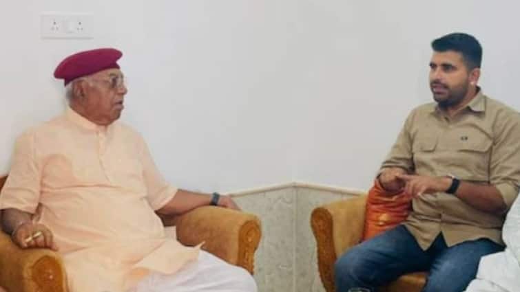 Shiv MLA Ravindra Singh Bhati met with Devi Singh Bhati in Jaisalmer Political speculations start ANN लोकसभा चुनाव के बीच रविंद्र भाटी ने की बीजेपी नेता देवी सिंह भाटी से मुलाकात गर्म, अटकलों का बाजार गर्म