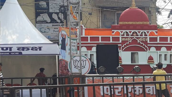 पीर मुहानी पर बीजेपी ने जो स्टेज बनावाए हैं. उस जगह से पीएम मोदी के ऊपर पुष्प वर्षा की जाएगी. आगे जब पीएम मोदी पीर मोहानी और कदम कुआं के बीच पहुंचेगे, वहां पर राम जानकी मंदिर का स्ट्रक्चर बनाया गया है.
