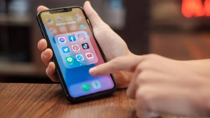 इसलिए लोग सेकंड हैंड फोन भी खरीदते हैं. सेकंड हैंड फोन खरीदने को लेकर लोगों का अलग-अलग मत होता है कुछ का मानना होता है सेकंड हैंड फोन खरीदना सही नहीं होता. तो वहीं कुछ लोगों को मानन ना होता है इसमें कोई खराबी नहीं है.