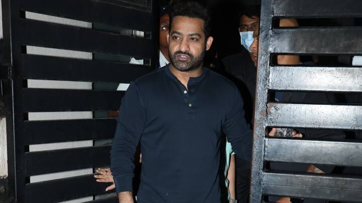 Jr NTR Spotted at Mumbai Airport: మ్యాన్‌ ఆఫ్‌ మాసెస్‌ జూనియర్‌ ఎన్టీఆర్‌ ముంబైలోని ఖలినా ఎయిర్ పోర్టులో సందడి చేశారు.