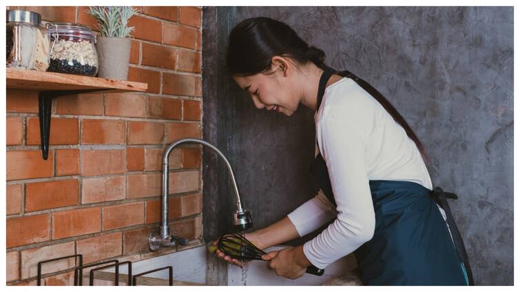 Fix Slow Water Flow from Your Shower and Faucet with This Simple Home Trick अगर शॉवर और नल से पानी धीरे आता है, तो घर पर ठीक करने के लिए अपनाएं ये ट्रिक