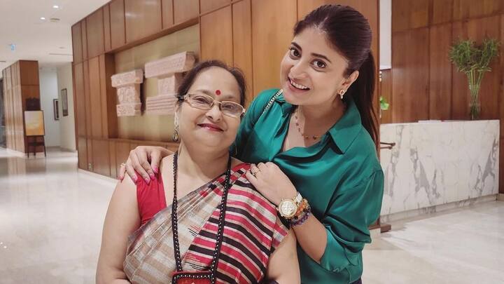 তিনি চিরকালই মায়ের সঙ্গে ভীষণভাবে জড়িয়ে। সোশ্যাল মিডিয়ায় মায়ের সঙ্গে মিষ্টি ছবি শেয়ার করে নিয়েছেন অভিনেত্রী সন্দীপ্তা সেন।