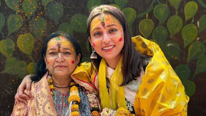 সদ্য মায়ের সঙ্গে বৃন্দাবন ঘুরতে গিয়েছিলেন অভিনেত্রী মিমি চক্রবর্তী। মায়ের সঙ্গে একগুচ্ছ ছবির সিরিজ শেয়ার করে মাদার্স ডে-তে সমস্ত মায়েদের শুভেচ্ছা জানিয়েছেন মিমি চক্রবর্তী।