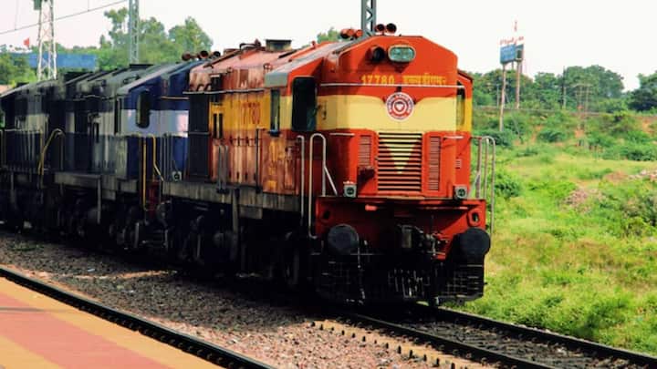 ट्रेन में स्लीपर क्लास से लेकर एक फर्स्ट क्लास तक के आरक्षित कोच दिए गए होते हैं. इनकी बुकिंग ऑनलाइन या फिर रेलवे के टिकट काउंटर से भी करवाई जा सकती है.