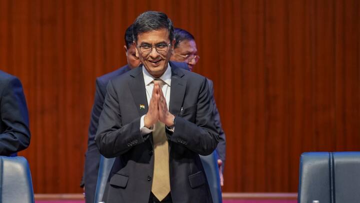 मिड डे के मुताबिक पीबी गजेंद्रगाडकर के पोते अशोक जहागीरदार ने कई किस्से सुनाते हुए कहा कि सीजेआई डीवाई चंद्रचूड़ क्रिकेट में तेज गेंदबाजी करते थे और उन्हें ये काफी पंसद था.